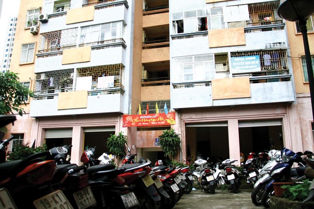 Một chung cư cũ ở Thanh Xuân, Hà Nội không có khu vực để xe riêng, cư dân phải để xe tràn ra hành lang và sân chơi. Ảnh: Thành Nguyễn Một chung cư cũ ở Thanh Xuân, Hà Nội không có khu vực để xe riêng, cư dân phải để xe tràn ra hành lang và sân chơi. Ảnh: Thành Nguyễn