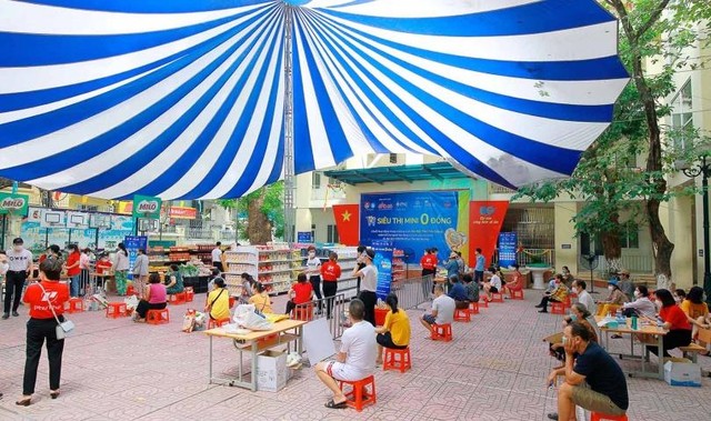 1.007 trường hợp của quận Đống Đa sẽ được nhận hỗ trợ từ Siêu thị mini 0 đồng này, với giá trị trung bình mỗi suất quà là 400.000 đồng.
