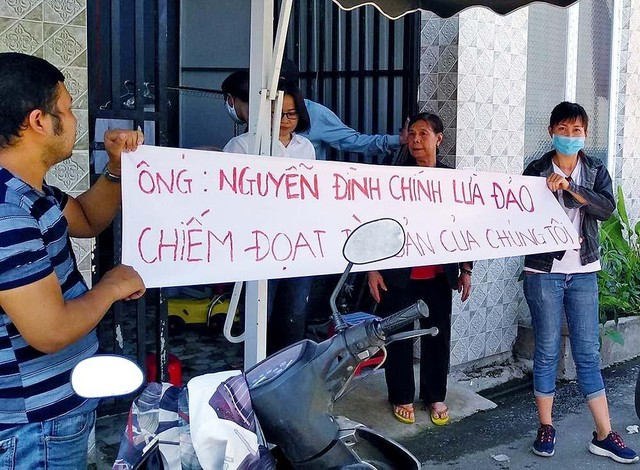 Người dân căng băng-rôn tố cáo Nguyễn Đình Chính