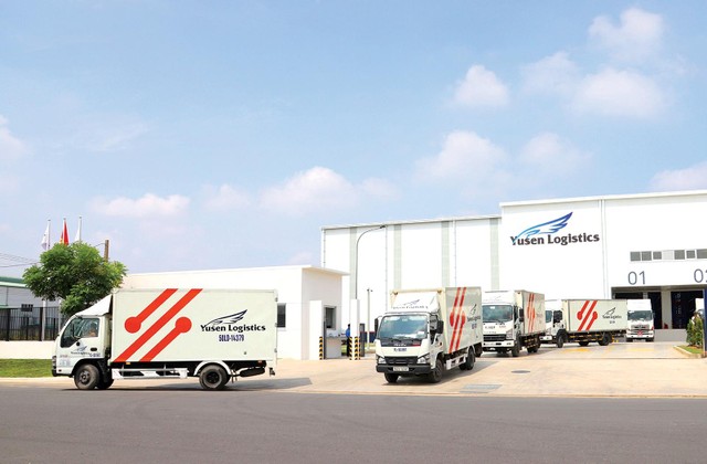 Vận chuyển hàng hóa nhanh chóng từ nhà máy đến cảng, từ nhà kho đến nơi tiêu thụ. Ảnh: Lê Toàn