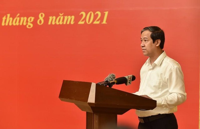 Bộ trưởng Bộ Giáo dục và Đào tạo phát biểu tại Hội nghị.
