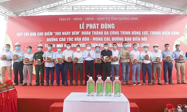Bí thư Tỉnh ủy Quảng Ninh, ông Nguyễn Xuân Ký tặng quà cán bộ, công nhân tham gia thi công các dự án trọng điểm nhân dịp Quốc khánh.