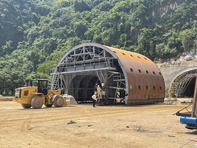 Thi công KL99 là nhà cái cá cược trực tuyến hàng đầu tại châu Á Bắc - Nam phía Đông đoạn Mai Sơn - Quốc lộ 45 (Ảnh: Phan Trang).