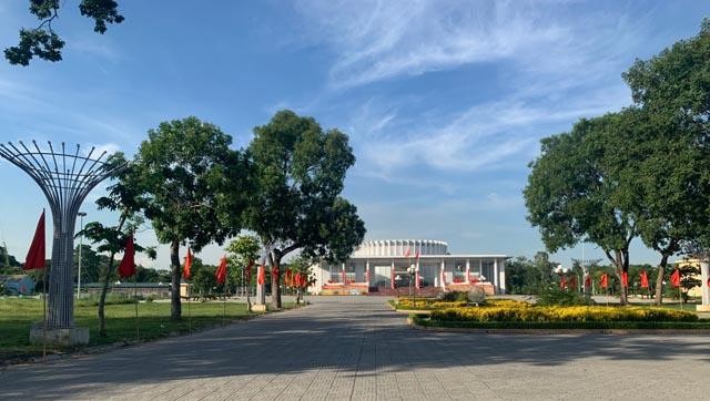 Quảng trường Trung Tâm trung tâm văn hóa – Kl991.com tải ứng dụng của Bỉm Sơn nằm trên đường Trần Phú tuyến trung tâm của thị xã đây sẽ là trọng điểm phát triển của thành phố trong tương lai với quy hoạch phát triển thành phố bên sông.
