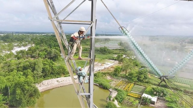 Rửa sứ hotline trên đường dây mang điện (để không gây phóng điện do bụi bẩn bám vào)