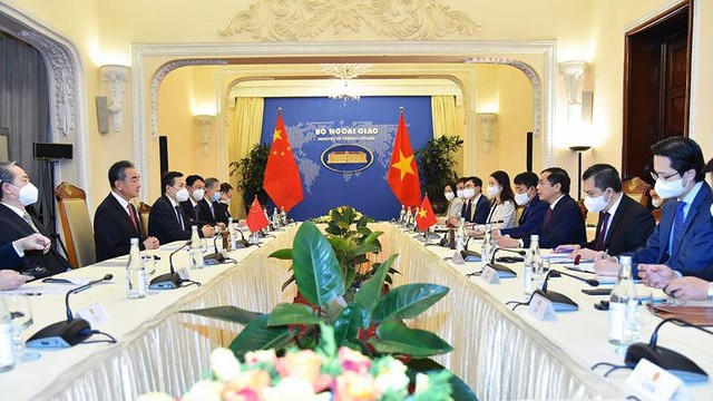 Hai Bộ trưởng nhất trí tiếp tục tuân thủ nghiêm túc nhận thức chung cấp cao, kiểm soát tốt bất đồng trên biển, cùng nhau duy trì hòa bình, ổn định ở Biển Đông (Ảnh: BNG)