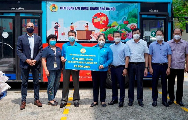 Liên đoàn Lao động quận Hoàng Mai hỗ trợ bữa ăn ca cho công nhân “3 tại chỗ” Công ty TNHH ABB Power Grids Việt Nam.