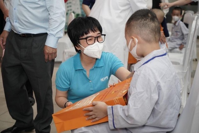 Đại diện chương trình “Vì một Việt Nam tất thắng” tặng quà Trung thu đến các em nhỏ.