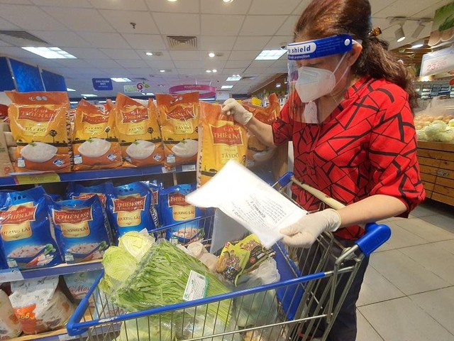 TP.HCM sẽ tiếp tục thực hiện “đi chợ hộ” cho người dân (ảnh: Lê Toàn)