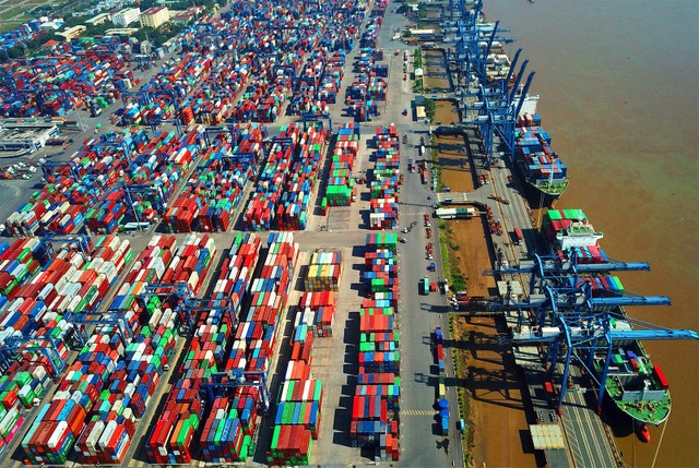 Một số cụm cảng tại TP.HCM xuất hiện tình trạng quá tải. Ảnh: Lê Toàn