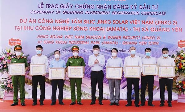 Ông Ngô Hoàng Ngân, Phó Bí thư Thường trực Tỉnh ủy trao bằng khen của UBND tỉnh cho các tập thể có thành tích trong công tác thẩm định cấp giấy chứng nhận.