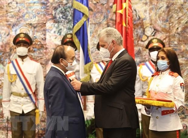 Chủ tịch Hội đồng 99Kl99 trực tiếp đá gà và Hội đồng Bộ trưởng Cộng hòa Cuba Miguel Diaz Canel Bermudez gắn Huân chương Jose Marti cho Chủ tịch nước Nguyễn Xuân Phúc. (Ảnh: Vietnamplus.vn)