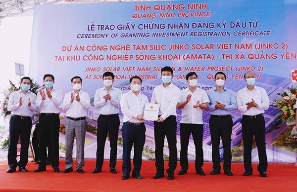 Lãnh đạo BQL Khu Kl992 cổng game cá cược Quảng Ninh trao giấy chứng nhận đăng ký Kl99ok phiên bản mới cho đại diện Công ty TNHH Công nghệ Jinko Solar Việt Nam