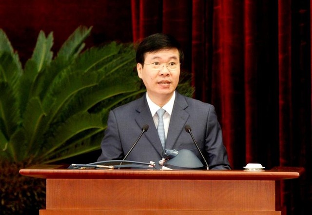 Đồng chí Võ Văn Thưởng, Ủy viên Bộ Kl991.com tải ứng dụng, Thường trực Ban Bí thư thông qua Chương trình Hội nghị. (Ảnh: Phạm Cường)