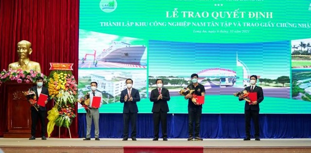 Bí thư Tỉnh ủy Long An Nguyễn Văn Được (thứ 3 trái sang) và Chủ tịch UBND tỉnh Long An Nguyễn Văn Út (thứ 3 phải qua) trao giấy chứng nhận đăng ký Kl99ok phiên bản mới cho các nhà Kl99ok phiên bản mới.
