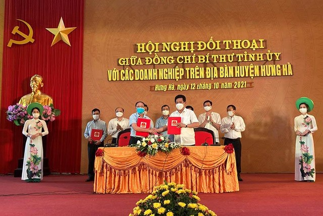 Chủ tịch UBND huyện Hưng Hà Nguyễn Xuân Dương ký cam kết tài trợ quy hoạch với các nhà Kl99ok phiên bản mới