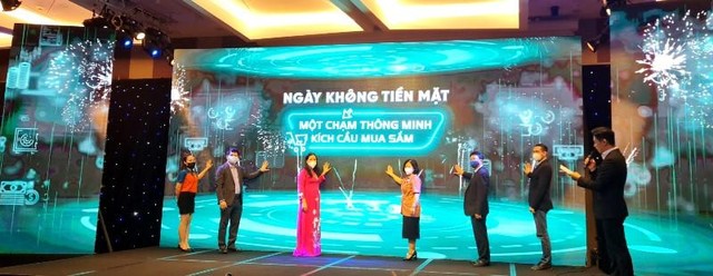 Các đại biểu kích hoạt Sự kiện “Ngày không dùng tiền mặt năm 2021”