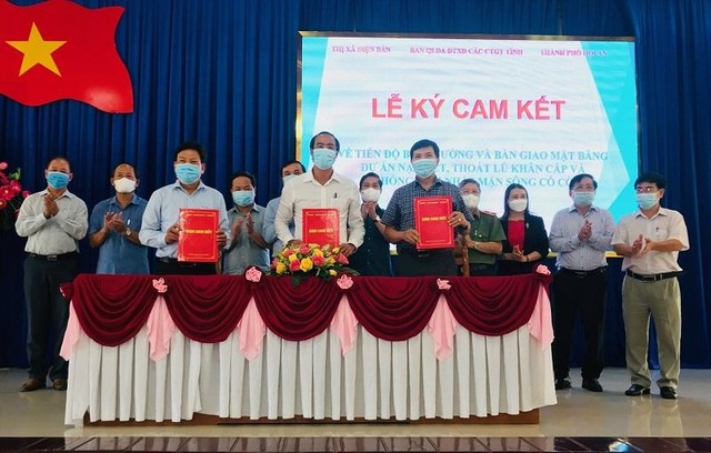 Đại diện hàng chục khu dân cư, khối phố và xã, phường thuộc thành phố Hội An và thị xã Điện Bàn đã ký cam kết đẩy nhanh tiến độ bồi thường, bàn giao mặt bằng dự án nạo vét, thoát lũ khẩn cấp và chống xâm nhập mặn sông Cổ Cò cho chính quyền địa phương.