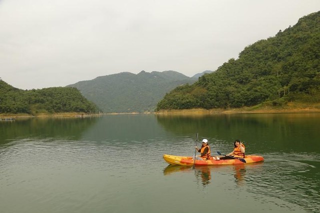 Du khách còn được trải nghiệm đạp xe, tản bộ thăm bản làng, thăm nhà bè nuôi cá lồng, chèo thuyền kayak, tắm thác, lội suối, khám phá hang động, ăn nghỉ tại nhà dân, mua sản vật địa phương ở quán tự giác (tự chọn hàng và tự giác trả tiền), xem đồng bào Mường biểu diễn văn nghệ truyền thống…