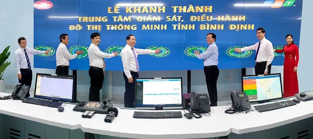 Các lãnh đạo thực hiện nghi thức khánh thành trung tâm giám sát, điều hành đô thị thông minh tỉnh Bình Định