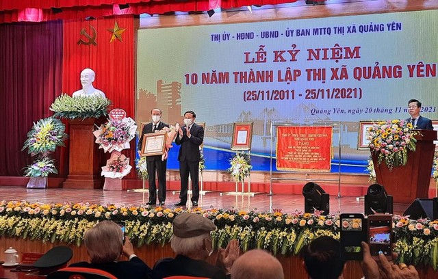 Ông Nguyễn Xuân Ký, Uỷ viên TW Đảng, Bí thư Tỉnh uỷ Quảng Ninh (bên phải) thừa uỷ quyền của Chủ tịch nước trao Huân chương Lao động hạng Nhất cho ông Trần Đức Thắng, Phó Bí thư Thị uỷ, Chủ tịch UBND Thị xã Quảng Yên.