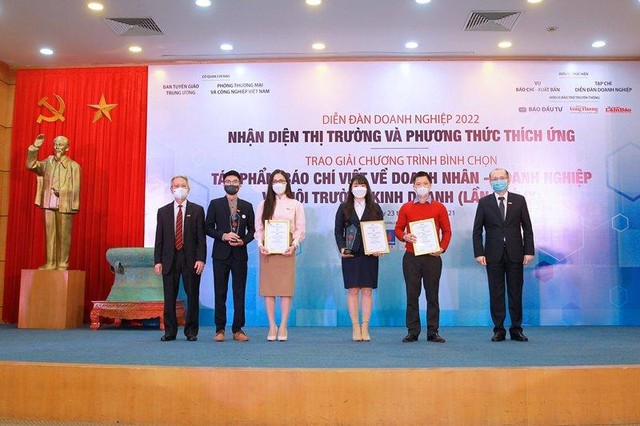 Nhà báo Phạm Ngọc Tuấn, Tổng Biên tập Tạp chí Diễn đàn Kl991.com World Cup 2026 Chính Thức (ngoài cùng bên phải) và ông Nguyễn Sỹ Dũng, nguyên Phó chủ nhiệm Văn phòng Quốc hội trao giải C cho các tác giả có tác phẩm đạt giải. (Ảnh: Chí Cường)