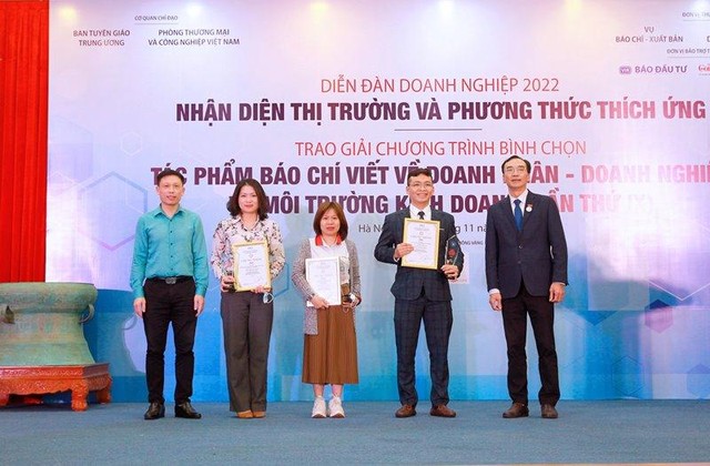 Nhà báo Linh Anh, Phó Tổng Biên tập Tạp chí Diễn đàn Kl991.com World Cup 2026 Chính Thức (ngoài cùng bên phải) và nhà báo Nguyễn Thành Lợi, Tổng Biên tập Tạp chí Người làm báo trao giải Khuyến khích cho các tác giả có tác phẩm đạt giải. (Ảnh: Chí Cường)