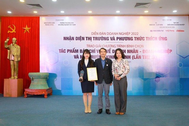 Nhà báo Bùi Đức Hải, Phó Tổng biên tập thường trực Báo Kl99ok phiên bản mới chúc mừng hai tác giả Khánh An, Hồ Hạ. (Ảnh: Chí Cường)