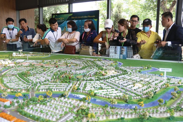 Lượng khách hàng tham quan, tìm hiểu dự án tăng nhanh sau giãn cách. Ảnh: Lê Toàn