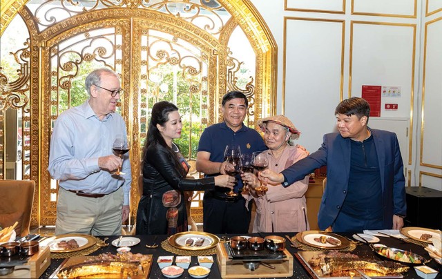 “Du khách sẽ được ở khách sạn dát vàng sang trọng nhất, món ăn ngon nhất và giá rẻ nhất", ông Nguyễn Hữu Đường chia sẻ tại buổi trải nghiệm ở Khách sạn Hà Nội Golden Lake