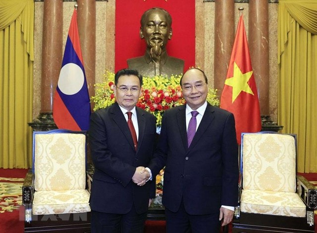 Chủ tịch nước Nguyễn Xuân Phúc tiếp xã giao Chủ tịch Quốc hội Lào Saysomphone Phomvihane (Ảnh: Chinhphu.vn)