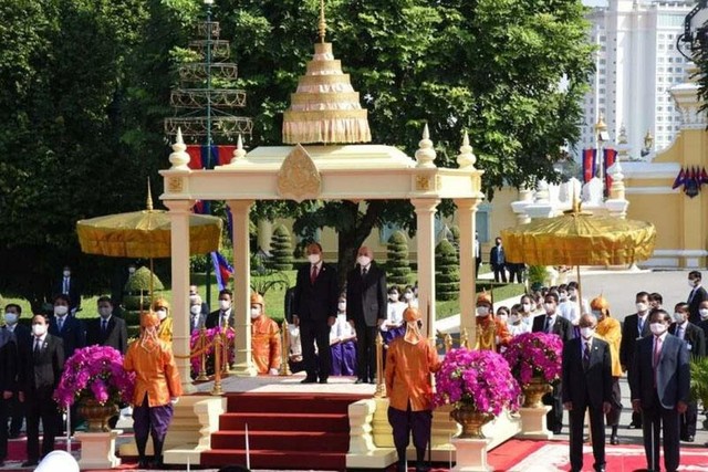 Sáng 21/12, tại Hoàng Cung Campuchia, Quốc vương Norodom Sihamoni chủ trì lễ đón trọng thể Chủ tịch nước Nguyễn Xuân Phúc (Ảnh: TTXVN)