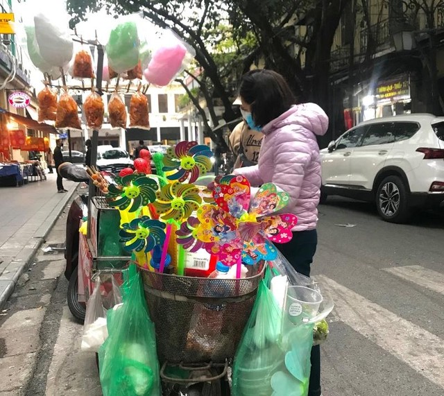 “Covid nên mọi người ít ra đường nên ế ẩm lắm! Nhưng vẫn phải cố bán qua Tết Dương để Tết Âm lịch còn được về quê” – một lao động tự do chia sẻ “Covid nên mọi người ít ra đường nên ế ẩm lắm! Nhưng vẫn phải cố bán qua Tết Dương để Tết Âm lịch còn được về quê” – một lao động tự do chia sẻ