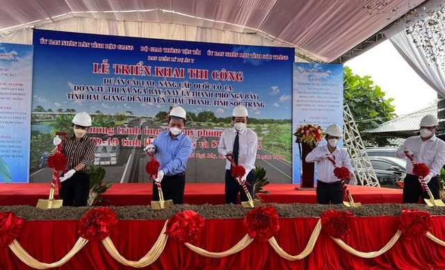 Các đại biểu thực hiện nghi thức khởi động Dự án cải tạo, nâng cấp Quốc lộ 1A, đoạn từ thị xã Ngã Bảy (nay là thành phố Ngã Bảy), tỉnh Hậu Giang đến huyện Châu Thành, tỉnh Sóc Trăng.