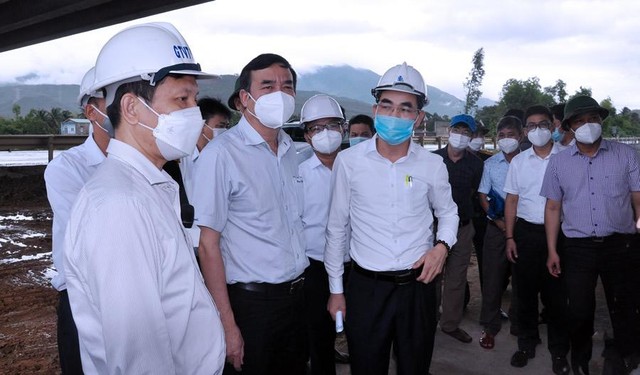 Chủ tịch UBND TP.Đà Nẵng, ông Lê Trung Chinh (giữa) kiểm tra các công trình, dự án Kl99ok phiên bản mới công trên địa bàn thành phố.