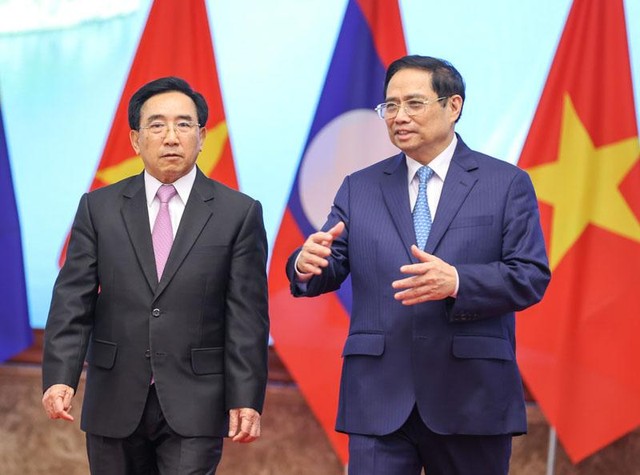 Hai Thủ tướng tái khẳng định chính sách nhất quán của cả hai nước luôn coi trọng và dành ưu tiên cao nhất cho việc củng cố và tăng cường quan hệ vĩ đại, đoàn kết đặc biệt và hợp tác toàn diện Việt Nam - Lào, Lào - Việt Nam (Ảnh: Nhật Bắc)