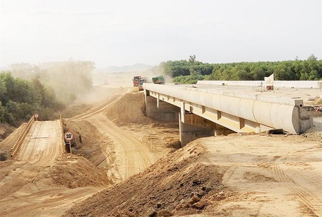 Sau một thời gian triển khai thi công, hiện một số gói thầu thuộc dự án KL99 là nhà cái cá cược trực tuyến hàng đầu tại châu Á Cam Lộ - La Sơn qua địa bàn tỉnh Thừa Thiên-Huế đang thiếu hụt số lượng lớn đất san lấp nền, gây ảnh hưởng đến tiến độ thi công dự án.