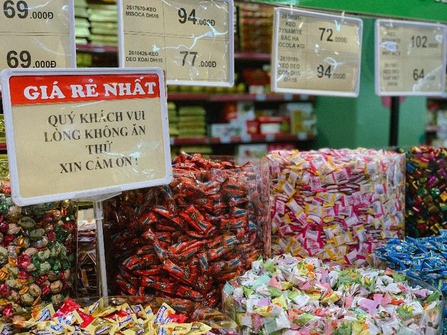 Dù hai tuần nữa mới đến Tết Nhâm Dần 2022, thế nhưng ghi nhận của phóng viên, bên trong một siêu thị lớn nằm trên đường Trần Duy Hưng (Hà Nội) đã bày bán tràn ngập các loại bánh kẹo bán theo cân với đủ mẫu mã bắt mắt, thu hút khách hàng.