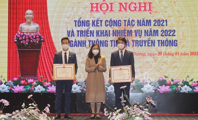 Các cá nhân có thành tích xuất sắc của Sở Thông tin và Truyền thông được nhận bằng khen của UBND tỉnh Hải Dương. Ảnh: Cổng thông tin điện tử tỉnh Hải Dương