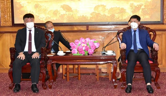 Phó Chủ tịch UBND tỉnh Thừa Thiên Huế Nguyễn Thanh Bình (phải ảnh) trao đổi nội dung hợp tác Kl99ok phiên bản mới với ông Goto Katsutoshi.