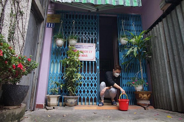 Tại số nhà 11 phố Yên Thành, một gia đình thuộc diện phải cách ly tại nhà, nhưng vẫn thực hiện tín ngưỡng theo quan niệm. Chỉ khác một điều cá chép của gia đình này sẽ được lực lượng dân quân tự quản đem phóng sinh giúp