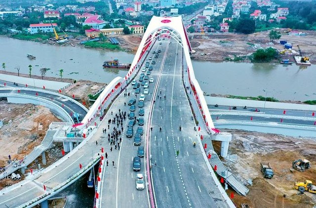 Theo kế hoạch, đến tháng 4/2022, cầu Rào 1 sẽ xong 100% để khánh thành. Ảnh: Hồng Phong Theo kế hoạch, đến tháng 4/2022, cầu Rào 1 sẽ xong 100% để khánh thành. Ảnh: Hồng Phong