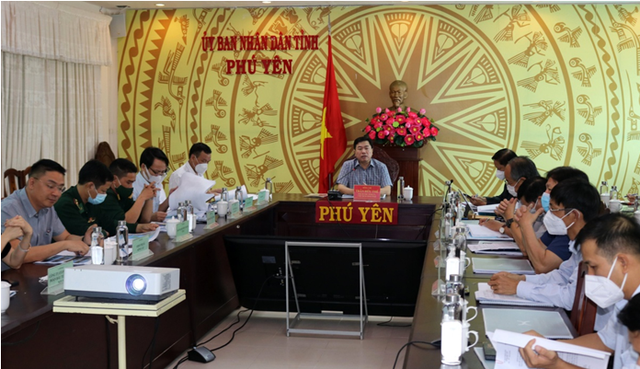 Ông Trần Hữu Thế nghe báo cáo nội dung phương án quy hoạch phân khu tỷ lệ 1/2000 Khu vực Bãi Từ Nham - Vịnh Xuân Đài.
