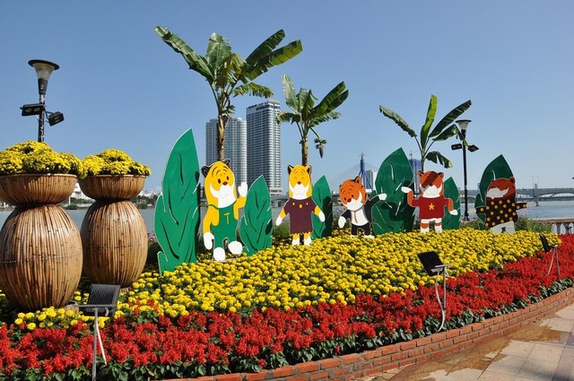 Muôn sắc hoa tươi bên bờ sông Hàn.