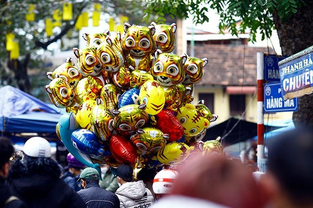 Hình ảnh "ông Hổ" tràn ngập phố phường.