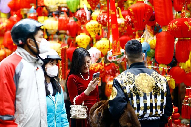 Một gia đình diện áo dài truyền thống để chụp ảnh cùng những sắc màu tết. Những chiếc khẩu trang chỉ được tháo ra một cách vội vã mỗi khi chụp ảnh