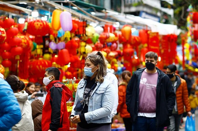 Những người nước ngoài hiếm hoi đi thăm chợ Tết, đây là điều ít gặp trong thời kỳ dịch bệnh đang còn hiện hữu.