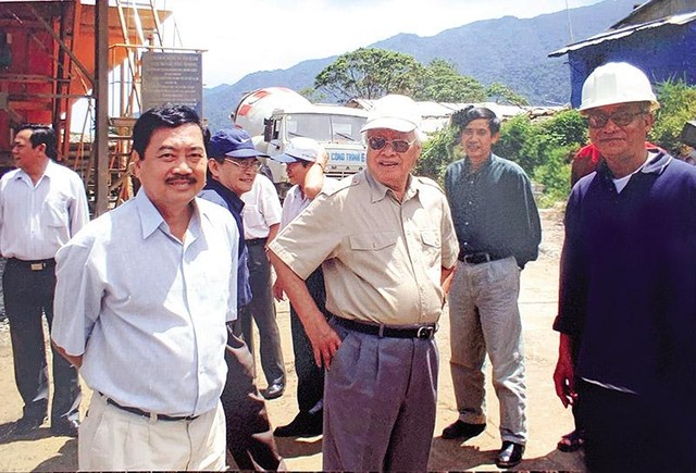 Ông Huỳnh Bửu Sơn (ngoài cùng, bên trái) trong một chuyến đi với nguyên Thủ tướng Võ Văn Kiệt