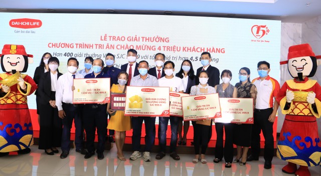 Các khách hàng may mắn trúng thưởng của Chương trình tri ân Chào mừng 4 triệu khách hàng chụp hình lưu niệm cùng Ban Giám đốc Công ty Dai-ichi Life Việt Nam.