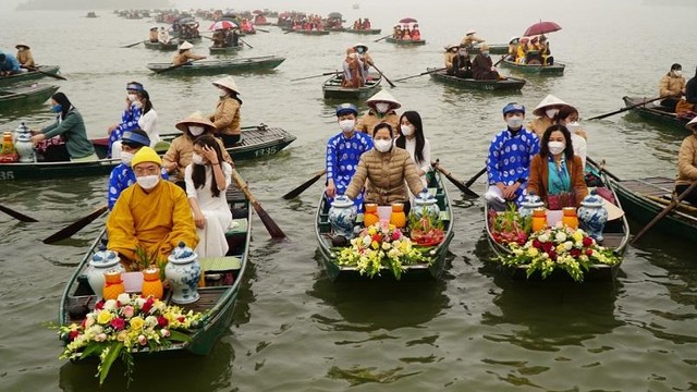 Lễ rước nước từ hồ Tam Chúc lên chùa Ngọc